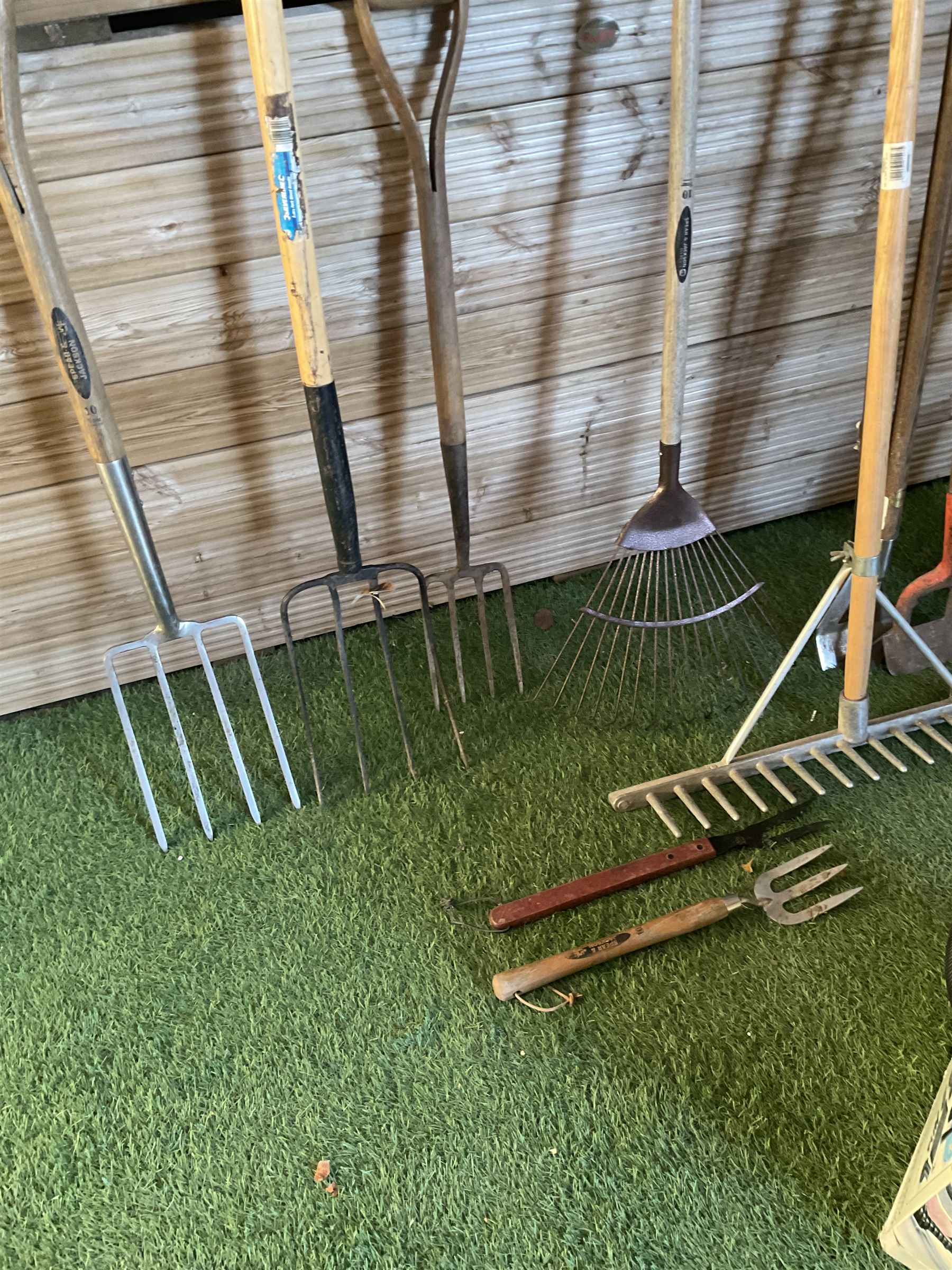 Selection of gardening tools and Draper wet and dry vacuum  - THIS LOT IS TO BE COLLECTED BY APPOINTMENT FROM DUGGLEBY STORAGE, GREAT HILL, EASTFIELD, SCARBOROUGH, YO11 3TX