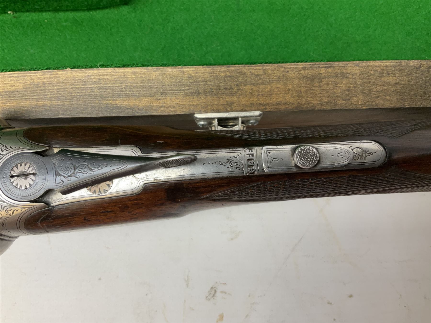 Midland Gun Company Birmingham & London 12-bore side-by-side box-lock non-ejector double barrel shotgun with 76cm damascus barrels, Prince of Wales style walnut stock with chequered grip and fore-end, top safety and engraved lock no.62160 L120cm overall; in scratch built baize lined wooden case. SHOTGUN CERTIFICATE REQUIRED.