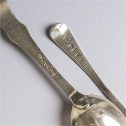 Twenty-one silver teaspoons, comprising set of six 1920s coffee spoons, set of three Kings pattern teaspoons, etc, all hallmarked
