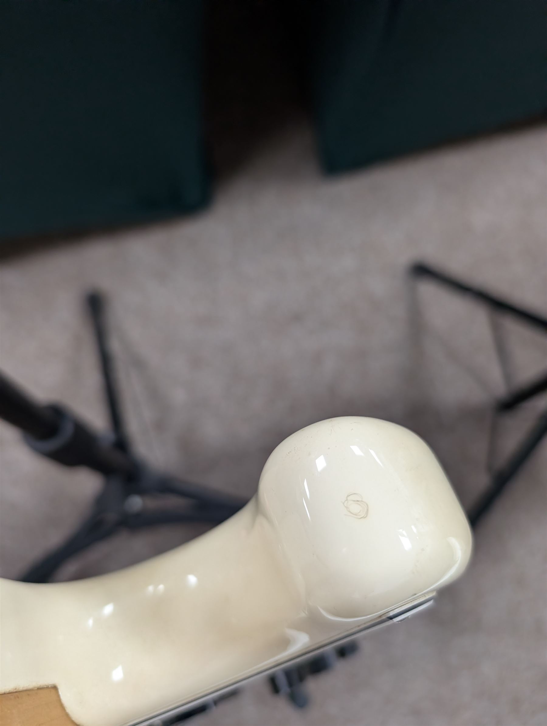 Fender jazz bass guitar, serial no. MZ7182451 made in Mexico c.2007, with cream body, white scratch plate, maple neck, guitar L120cm