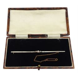 9ct gold bar three stone round brilliant cut diamond bar brooch, stamped and in fitted box 