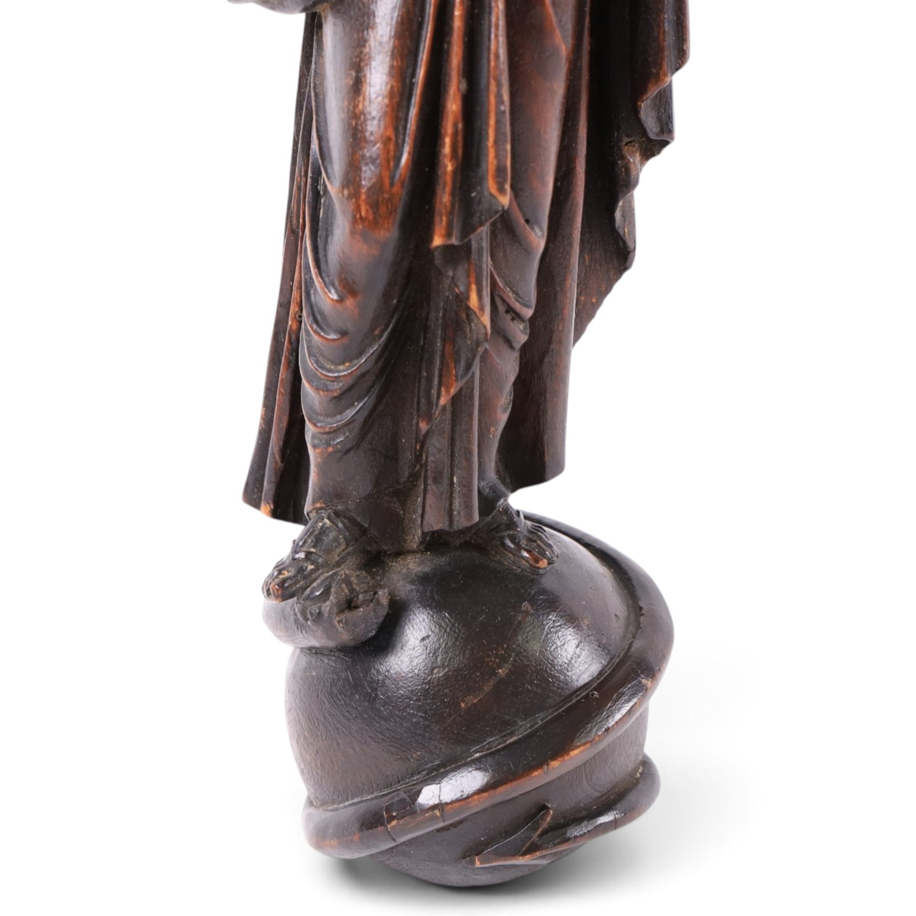 18th century carving depicting the Madonna and Child, H31cm