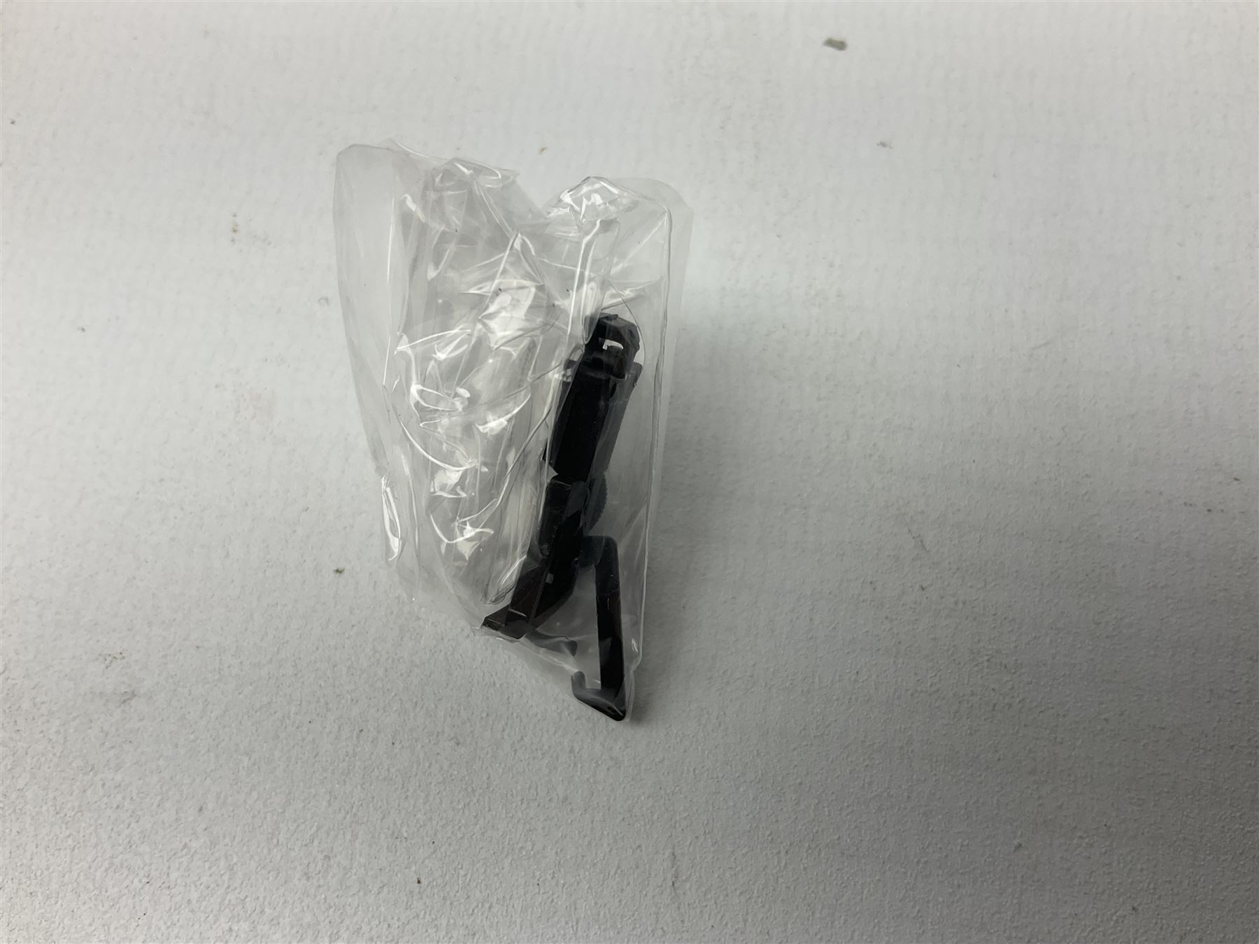 Hornby '00' gauge -Railroad Early BR Class 9F locomotive no. 92027, Class 2P 4-4-0 locomotive no. 40663 and Schools Class 4-4-0 locomotive 'Winchester' no. 30901, all DCC ready (3)