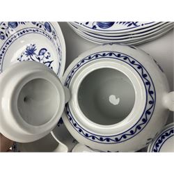 Kahla Zwiebelmuster tea and dinner service for eight , to include teapot, milk jug, covered sucrier, cups and saucers, dinnerplate's etc 