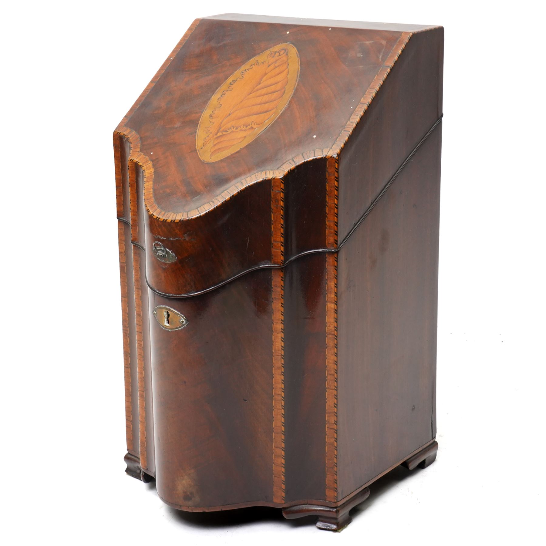 George III mahogany knife box, of serpentine form with shell patera detail to cover, with lined interior, H39.5cm