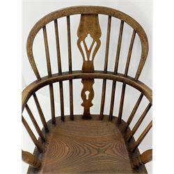 19th century elm and beech Windsor chair, turned supports joined by stretcher 