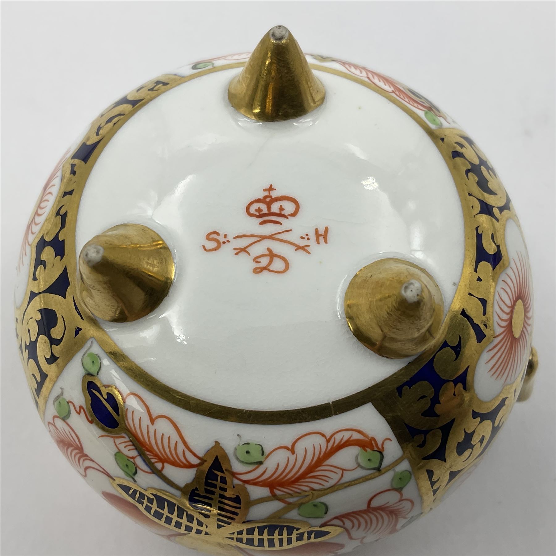 Group of Crown Derby and Royal Crown Derby Imari pattern miniatures, including mid 19th century Stevenson and Hancock cauldron, with painted mark beneath, H5.5cm, a near pair of early Royal Crown Derby scuttles, decorated in the 6299 pattern, each with printed and painted marks beneath including illustration date codes for 1913 and 1922, tallest 6.5cm, and a further early 20th century Royal Crown Derby scuttle, decorated in the 6299 pattern, with printed and painted marks beneath including illustration date code for 1922, H5.5cm, (4)
