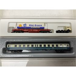 Marklin 'Z' gauge Mini-Club - Track Set-T1; part box No.8500 track; six goods wagons Nos.8610, 8611, 8622, 82271, 82351 & 82373; and a passenger coaches No.87335; all boxed (9)