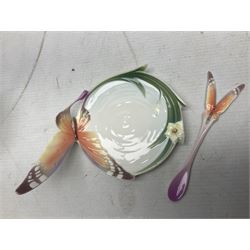 Five Franz teacups and saucers comprising Hummingbird FZ00129, Bluebell FZ00875, Dragonfly FZ00028, Butterfly XP1693 and Daisy FZ00793, together with Hummingbird spoon, all boxed (6)