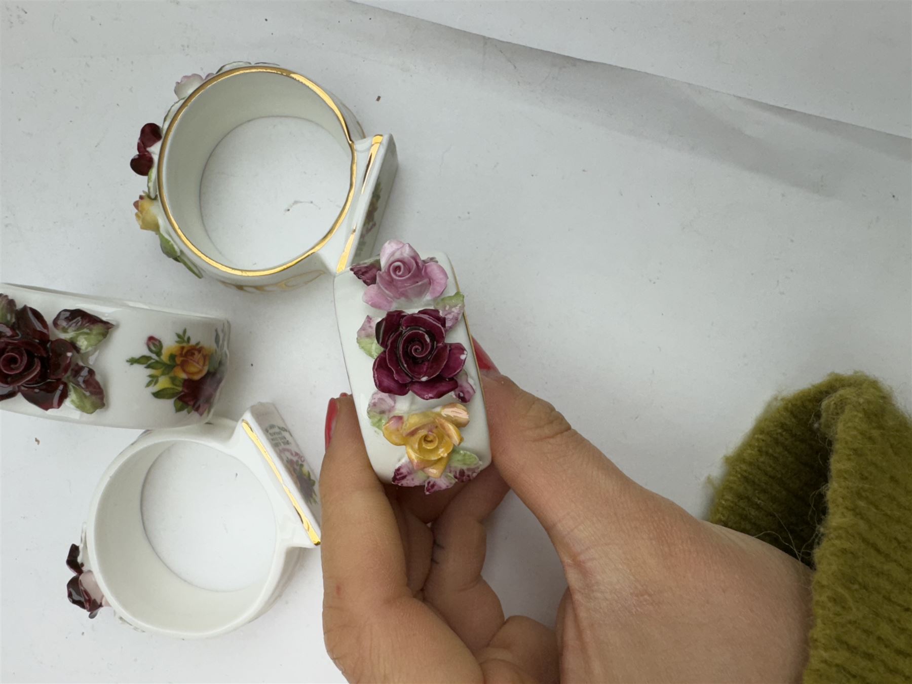 Royal Albert Old Country Roses pattern tea and dinner wares, including tiered cake stands, cake plate, napkin rings, egg cups, pierced serving platters, etc 