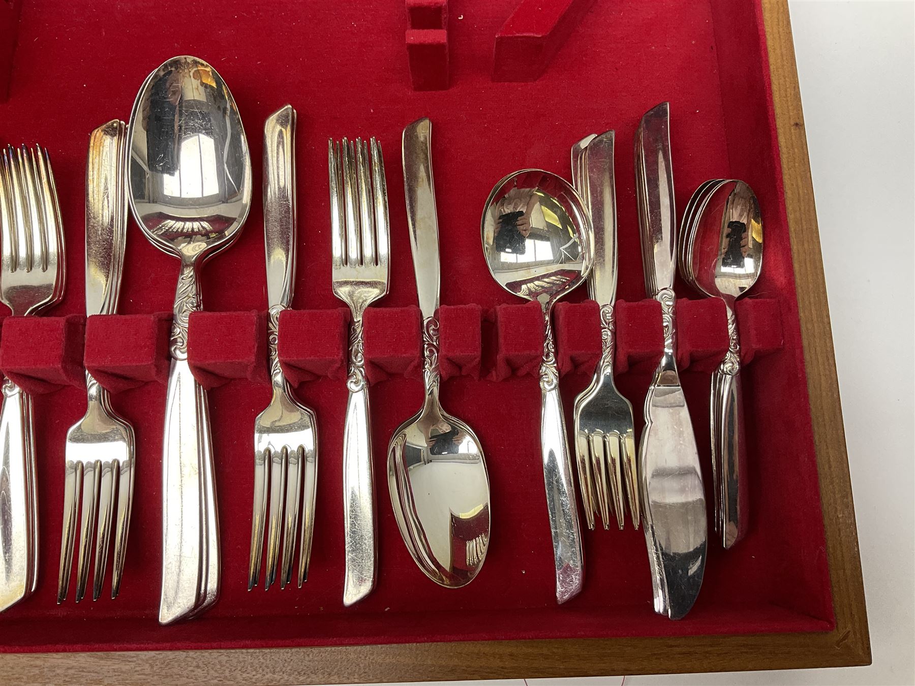 Cased canteen of Oneida Community silver plate cutlery