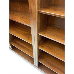 Georgian style 20th century mahogany corner bookcase in five sections, adjustable mahogany shelves