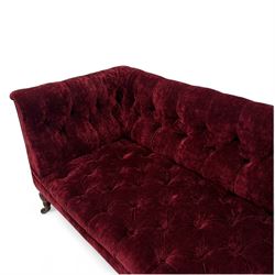 Late Victorian upholstered chaise longue in buttoned red velvet, shaped backrest, on turned walnut legs 