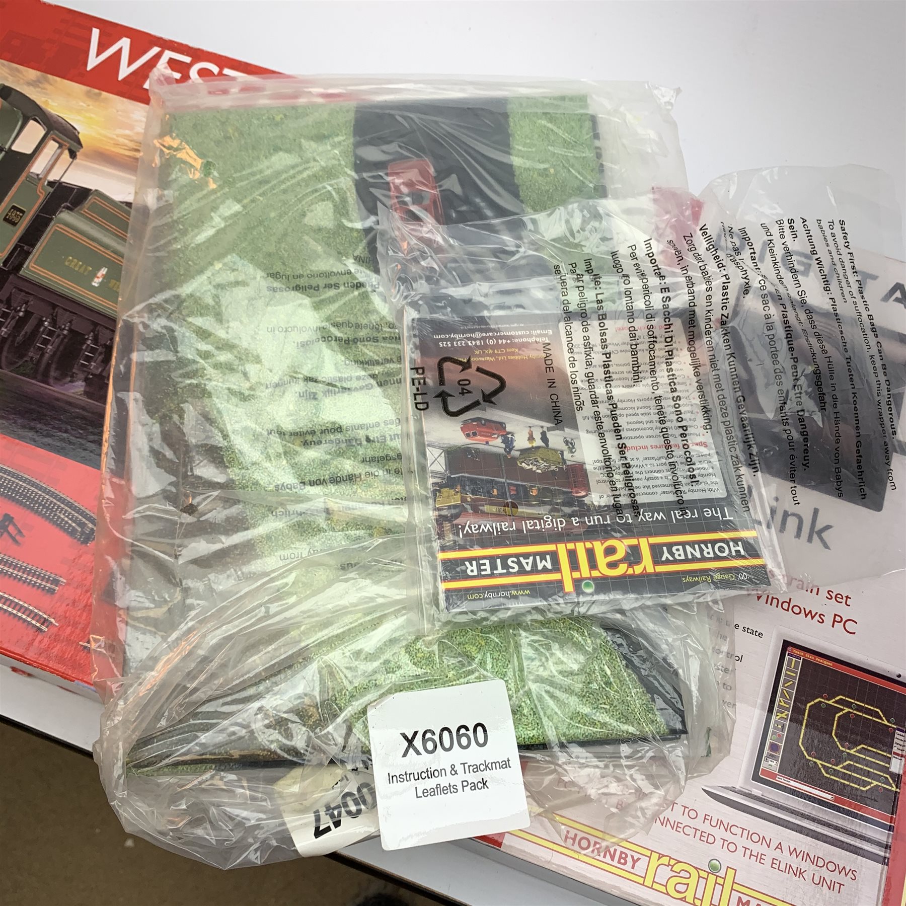 Hornby '00' gauge - Digital Western Express set with Hall Class 4-6-0 locomotive 'Ketley Hall' No.4935 and three Pullman coaches, boxed with Trakmat and Instruction Leaflets Pack