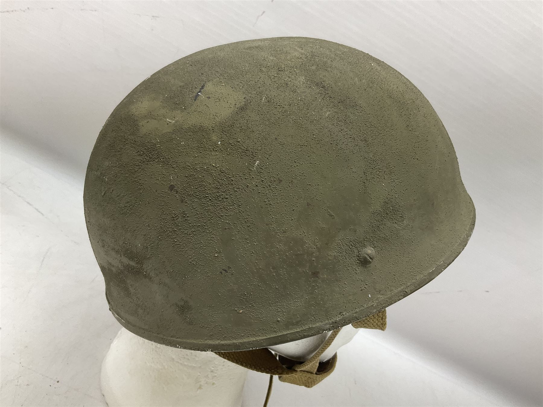 Post-WW2 British Airborne Troops,/Paratroopers Steel Helmet with green textured paint finish, leather and sponge liner and three point chinstrap mounting; liner marked BMB II 1953 71/4