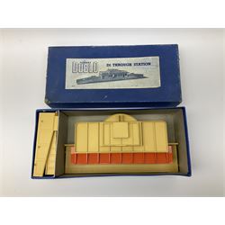 Hornby Dublo - six D1 accessories comprising Turntable; Through Station with separately boxed Platform Extension with Wall; Signal Cabin with orange roof and two packs of station names; Level Crossing; and Island Platform; all boxed (6)