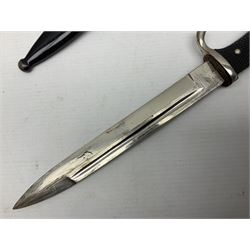 German Wehrmacht KS98 dress bayonet, with plain 19.5cm fullered blade marked Anton Wingenje Solingen, chequered black plastic grip and original leather washer to ricasso; in black painted metal scabbard L36cm overall