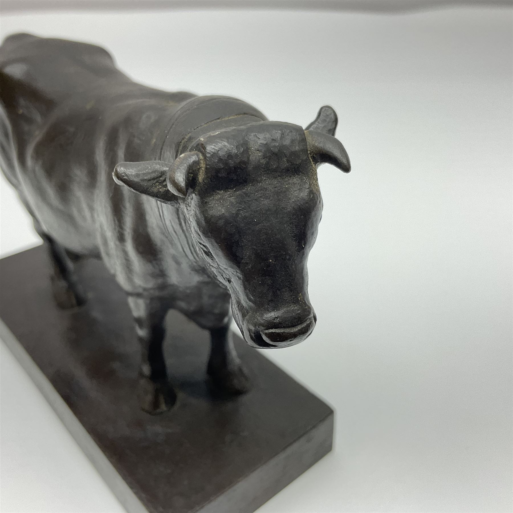 After Antoine-Louis Barye, bronze figure of a bull, upon a rectangular base, H10cm 