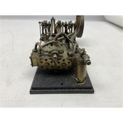 Live steam model of a horizontal mill engine with 7cm flywheel, on oblong bakelite type base L23.5cm