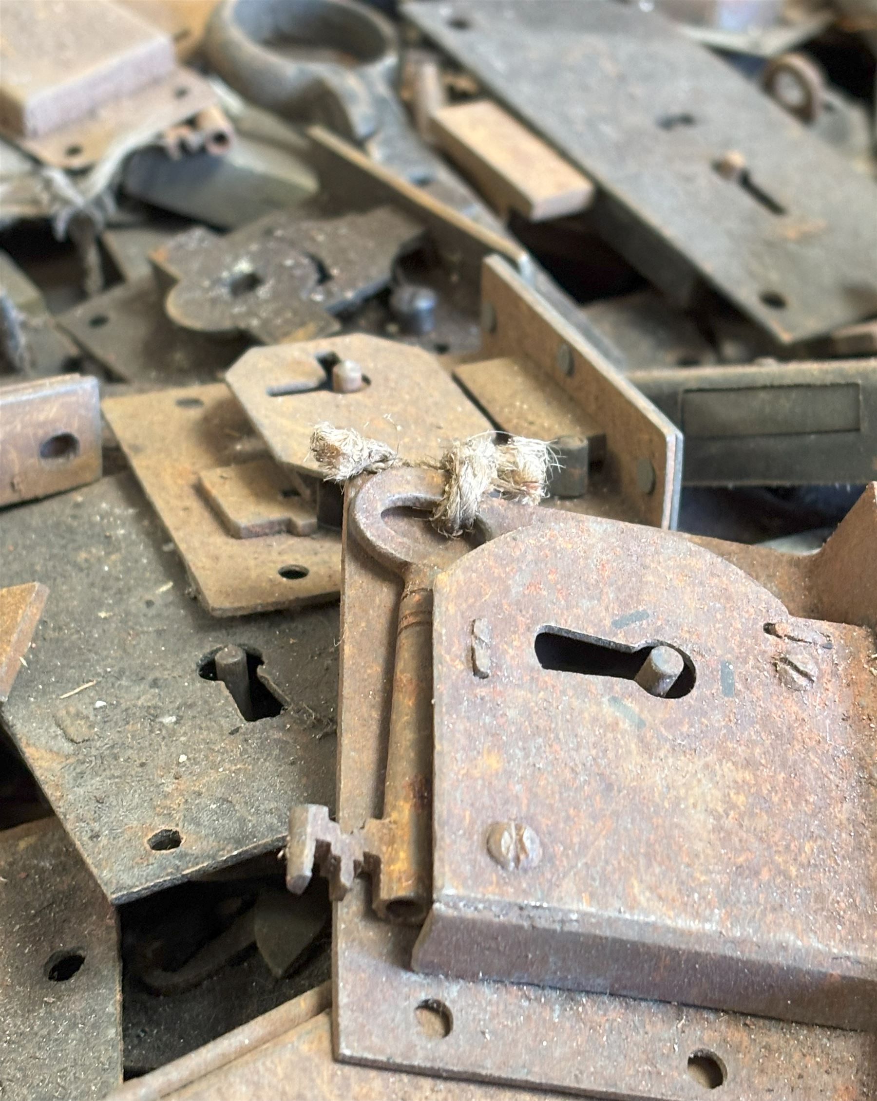 Over 100 early 20th century old new stock cabinet and trunk locks, mostly with original keys.  - COLLECTION BY APPOINTMENT FROM: The White House, Thirsk Road, Easingwold, York, YO61 3NF - CALL 01723 507111 TO ARRANGE
