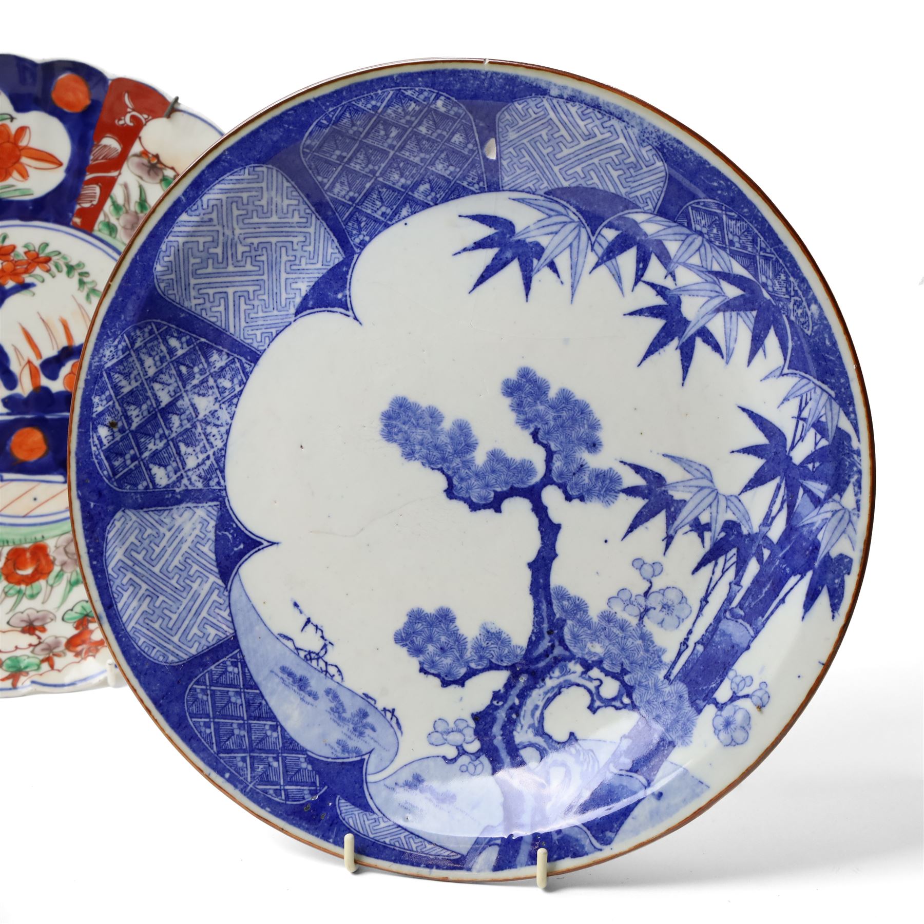 19th century Japanese rice bowl, with four character mark in underglaze blue to cover, H9cm; together with four Japanese chargers, largest D31cm (5)