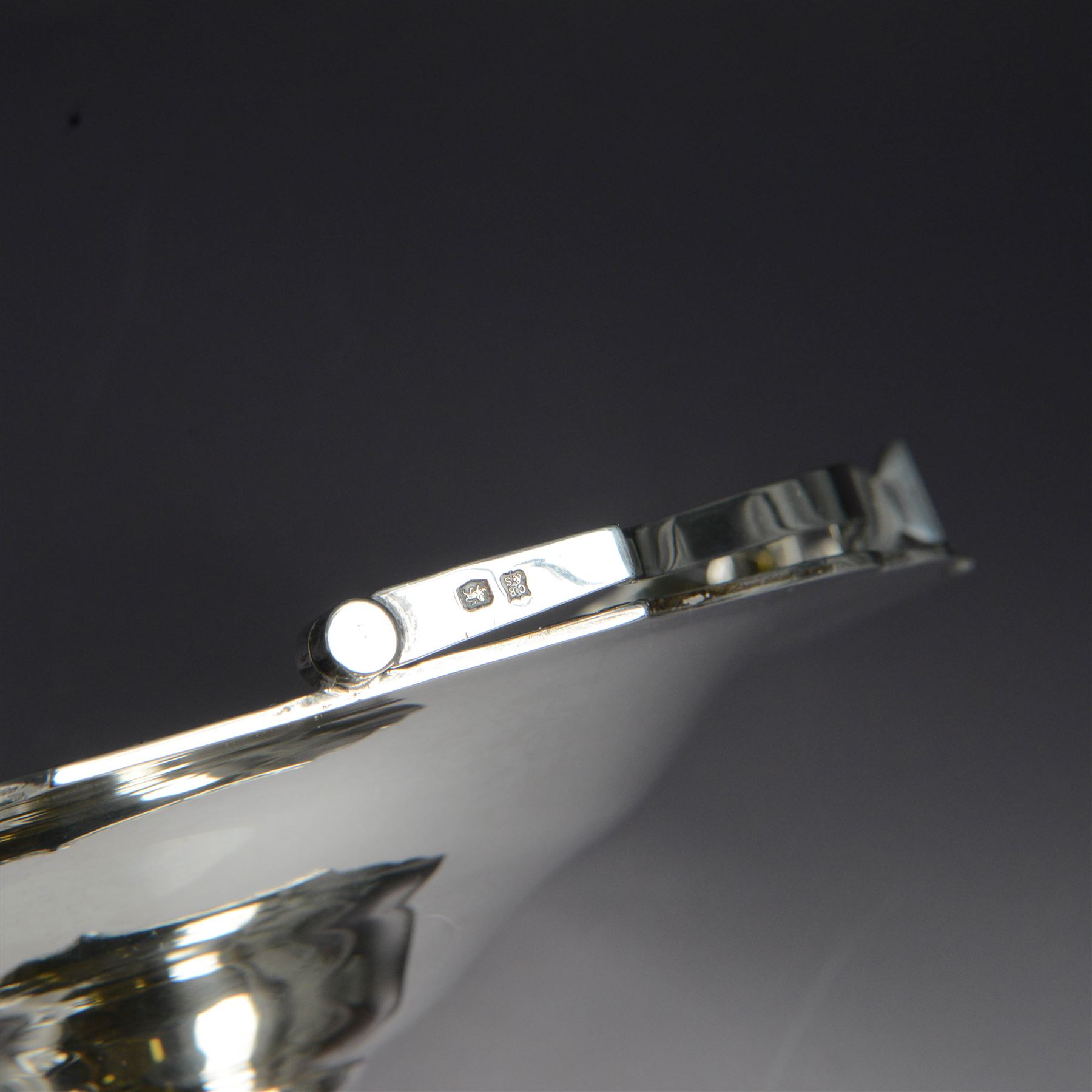 1920s silver swing handled pedestal dish, of octagonal form with shaped rim and foliate border, upon a similar pedestal, hallmarked Cooper Brothers & Sons Ltd, Sheffield 1922, not including handle H7cm