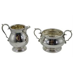 Silver milk jug and sugar bowl, both with engraved initials 'D' by William Greenwood & Sons, Birmingham 1927, approx 8.8oz
