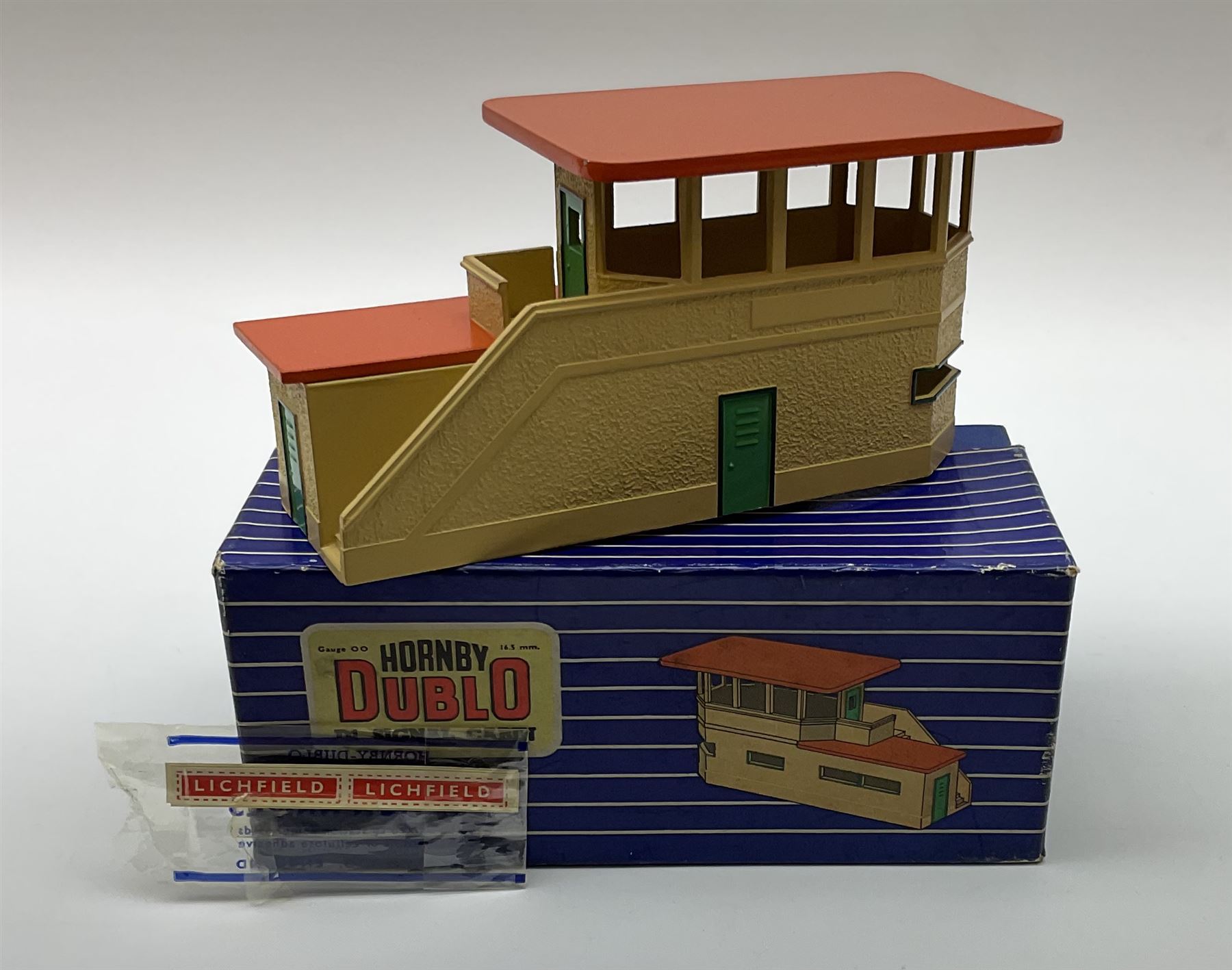 Hornby Dublo - six D1 accessories comprising Turntable; Through Station with white edges and separately boxed Platform Extension with Wall; Signal Cabin with orange roof and pack of station names; Level Crossing; and Island Platform; all boxed (6)