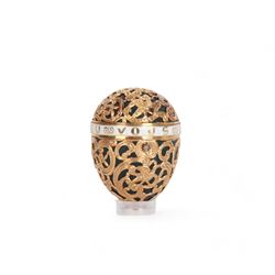 Late 18th/early 19th century gold mounted bloodstone bonbonniere in the form of an egg, unmarked, French or English, with gold overlaid C scroll, foliate and bird detailed cagework, the hinged cover with white enamelled band detailed 'Dieu Vous Benit' (God Bless You), opening with a rose cut diamond push thumbpiece, H4.5cm

Cf. Comparable examples sold at auction:
Lot 284, Objects of Vertu, Dix Noonan Webb, 14th September 2021
Lot 1643, Fine Jewellery, Wolley & Wallis, 27th April 2017
