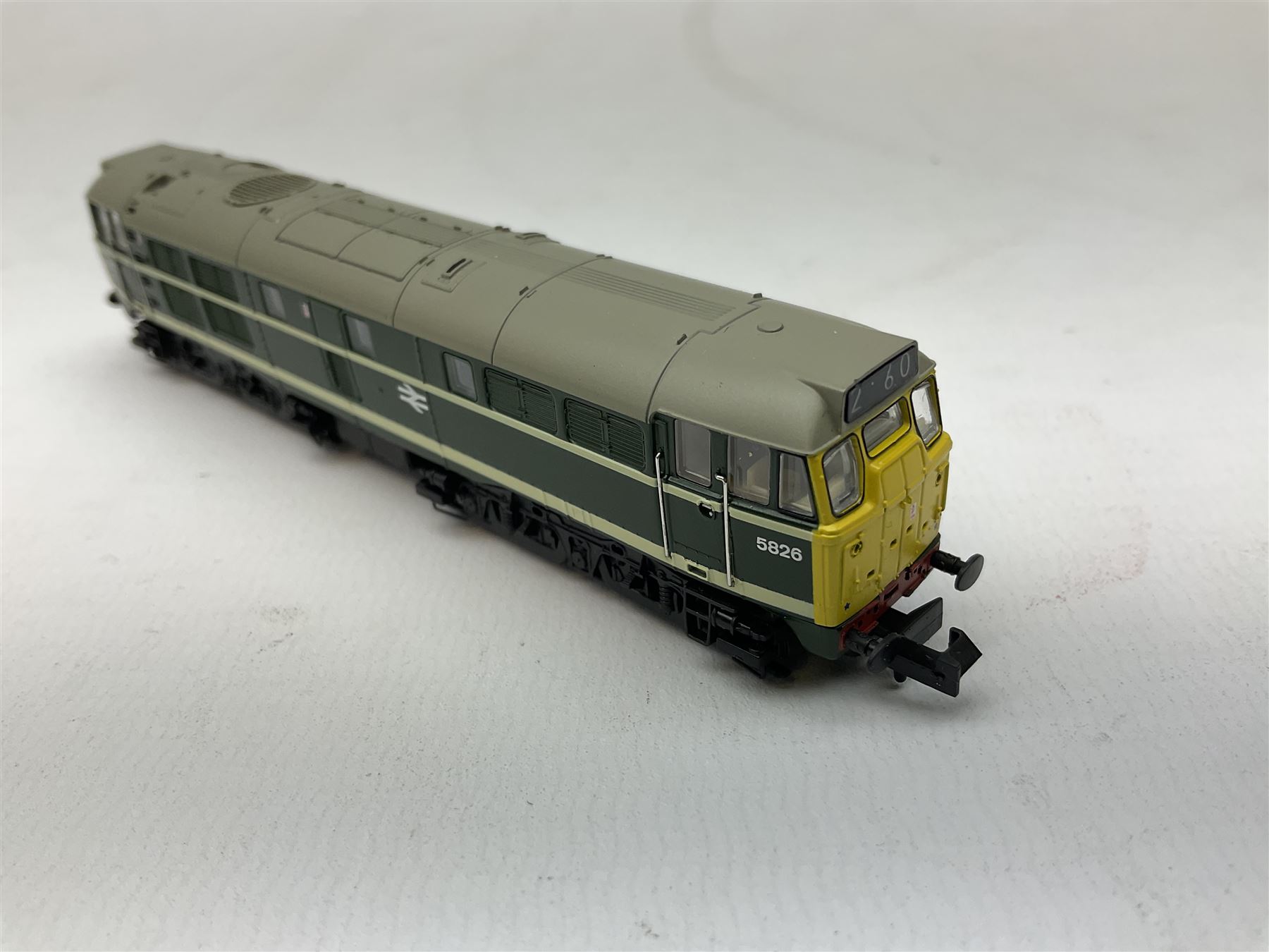 Graham Farish by Bachmann 'N' gauge - Class 31 diesel locomotive no.5826, Class 25/1 locomotive no.D5177 and Class 08 diesel shunter locomotive no.D3785 (3)