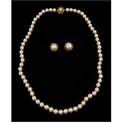 Single strand peach/white pearl necklace, with 9ct gold clasp stamped 375 and a pair of 9ct gold pearl stud earrings hallmarked