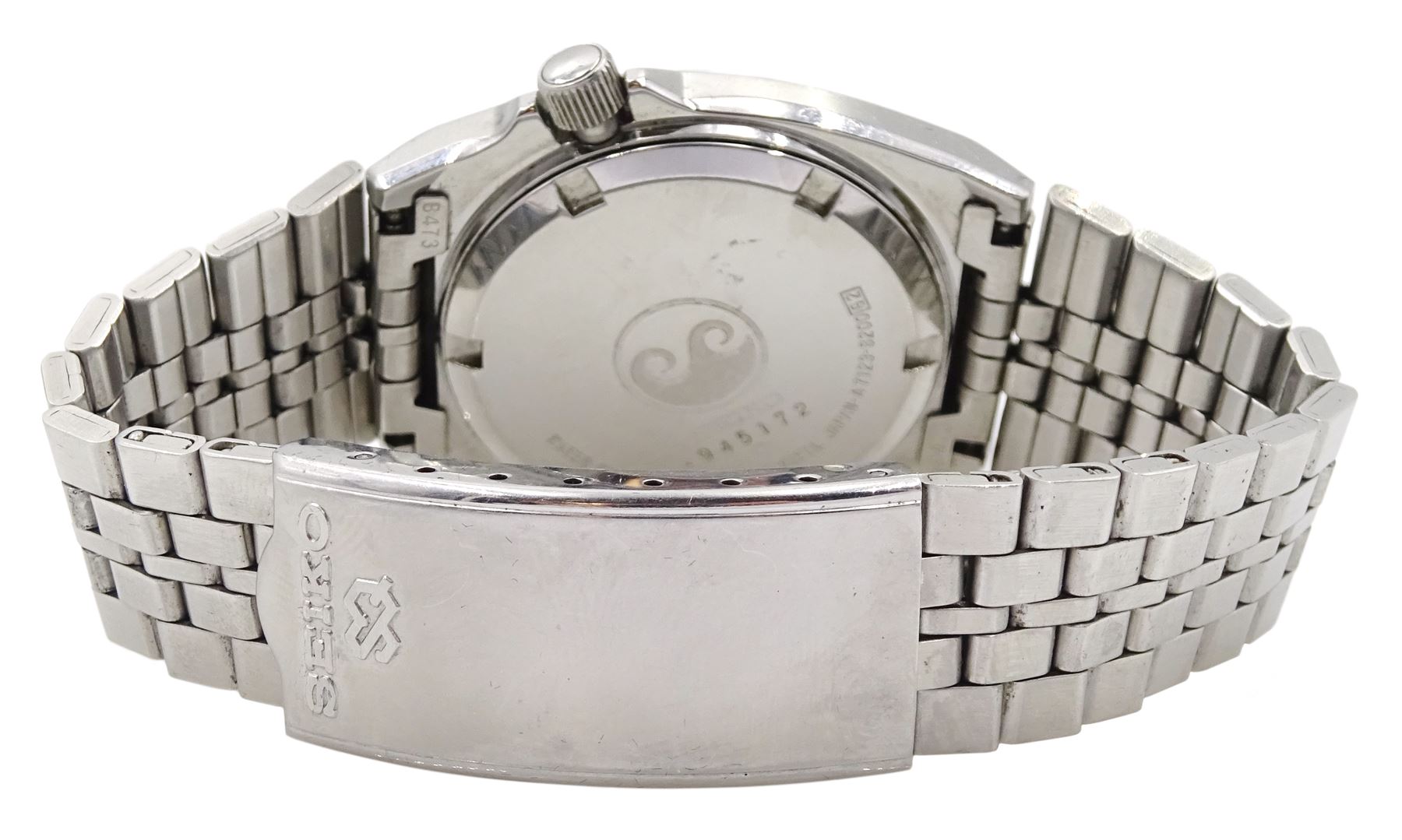 Seiko Quartz Sports 100 gentleman's wristwatch with day/date aperture, model No. A 7123-8200, boxed 