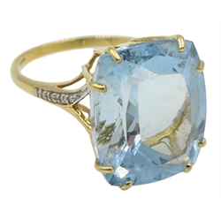 18ct gold single stone aquamarine, with diamond set shoulders hallmarked