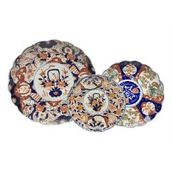 Three Japanese Imari chargers with scalloped edges, largest D38cm