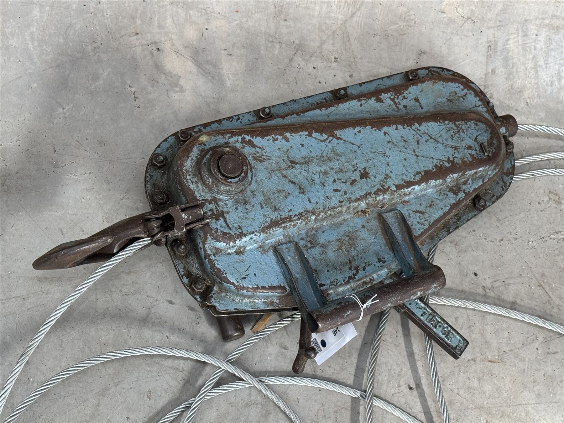 Tirfor winch with wire rope