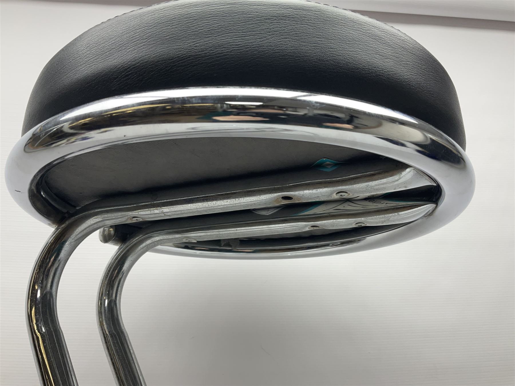 Metal bar stool with padded seat, H80cm 