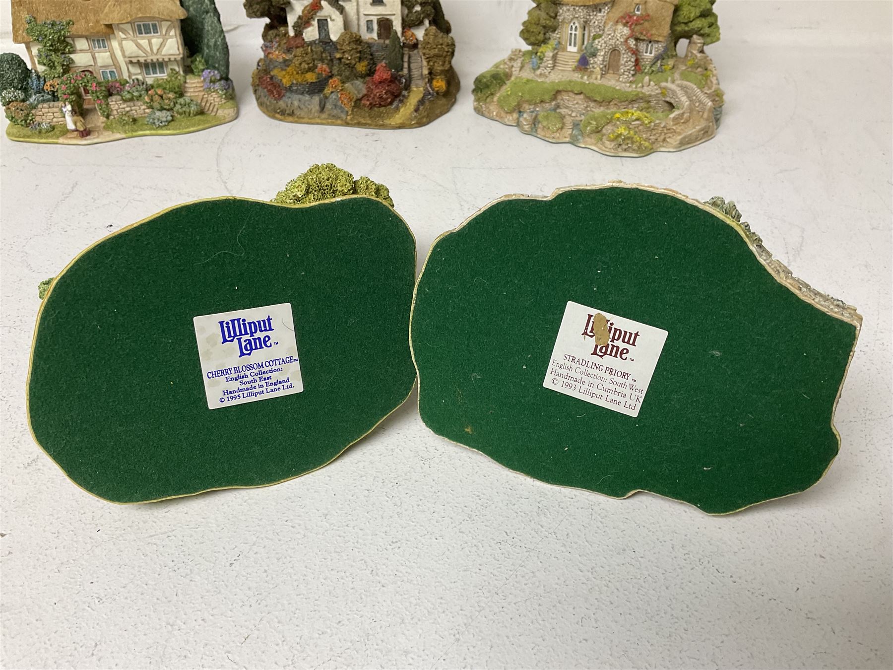 Nineteen Lilliput Lane models, including Dove Tails, Birdlip Bottom, Smallest Inn, Gossip Gate and Beehive Cottage, all with deeds and original boxes (19)