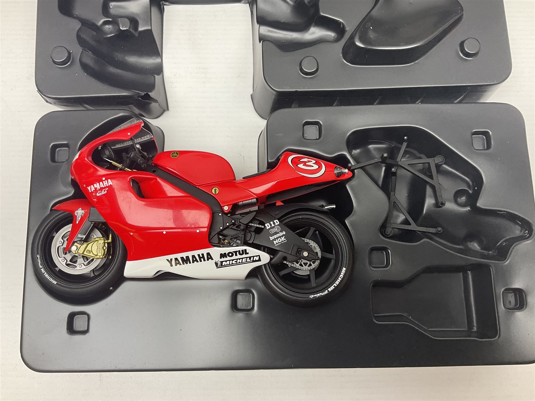 Three Minichamps 1:12 scale die-cast motorcycles - Yamaha YZR 500 Max Biaggi 2000; Yamaha YZR-M1 Colin Edwards Fiat Yamaha Team MotoGP 2007 GP Australia; and Yamaha YZR 500Team Yamaha Max Biaggi 500ccGP 2001; all boxed (3)