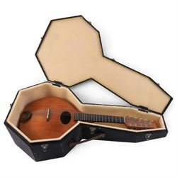 Late 20th century cittern by Stefan Sobell of Northumberland, commissioned in 1977, the pear shaped body with two piece flat back, oval sound hole, five course string configuration, contained within a fitted hard case, cittern length L73cm