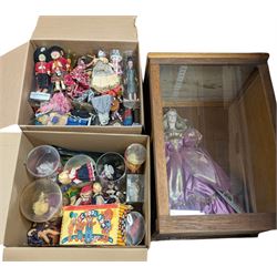 Franklin Heirloom doll, Cinderella, in wooden display case, together with a collection of 'Dolls of the World' and similar