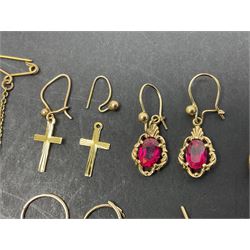 9ct gold jewellery, including blue paste bar brooch, pair of red paste pendant earrings, pair of bell charms, and other 9ct gold oddments