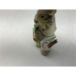 Frederick Warne & Co The World of Beatrix Potter figures to include Peter Rabbit in Mr Mcgregor's Garden, Peters Hiding place, Mrs Tiggy Winks, The Tale of Jonny Town-Mouse, etc, many with original boxes 