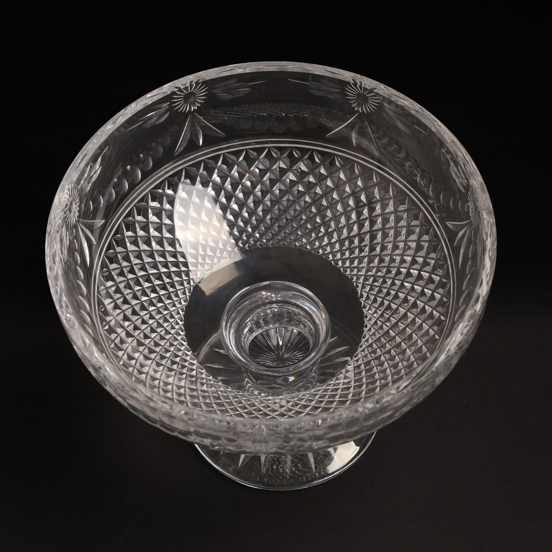 Stuart Crystal Beaconsfield pattern bowl on pedestal foot, D20cm