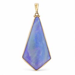 9ct gold opal pendant, set with a kite shaped opal, Sheffield 1981