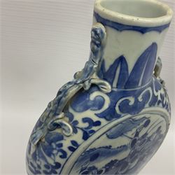 Late 19th/early 20th century Chinese blue and white vase, of moon flask form with twin lizard handles to shoulders, the central panel painted with warriors on horseback, H22cm