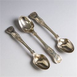 Twenty-one silver teaspoons, comprising set of six 1920s coffee spoons, set of three Kings pattern teaspoons, etc, all hallmarked