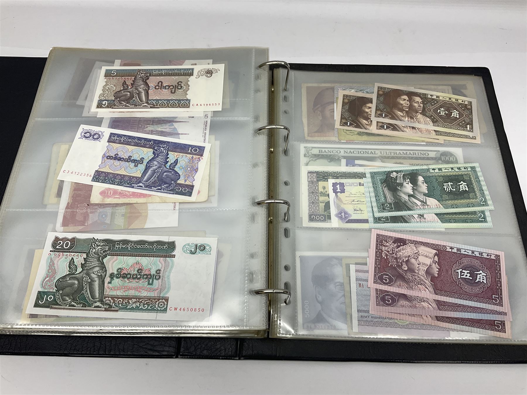 World and Great British banknotes to include Brazil, Canada, France, Germany, Ghana, Indonesia, Iraq, Hong Kong, Hungary, Japan, Vietnam, Zimbabwe, a collection of Chinese ‘Hell Money’, and quantity of ‘De La Rue Systems’ test notes, housed in ring binder and loose