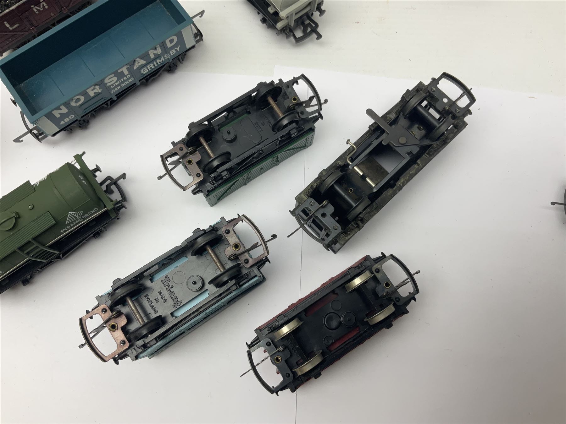 Various makers ‘00’ gauge - large quantity of rolling stock to include boxed Mainline, Graham Farish and Wrenn examples; loose examples to include Hornby, Tri-Ang, Joeuf etc 
