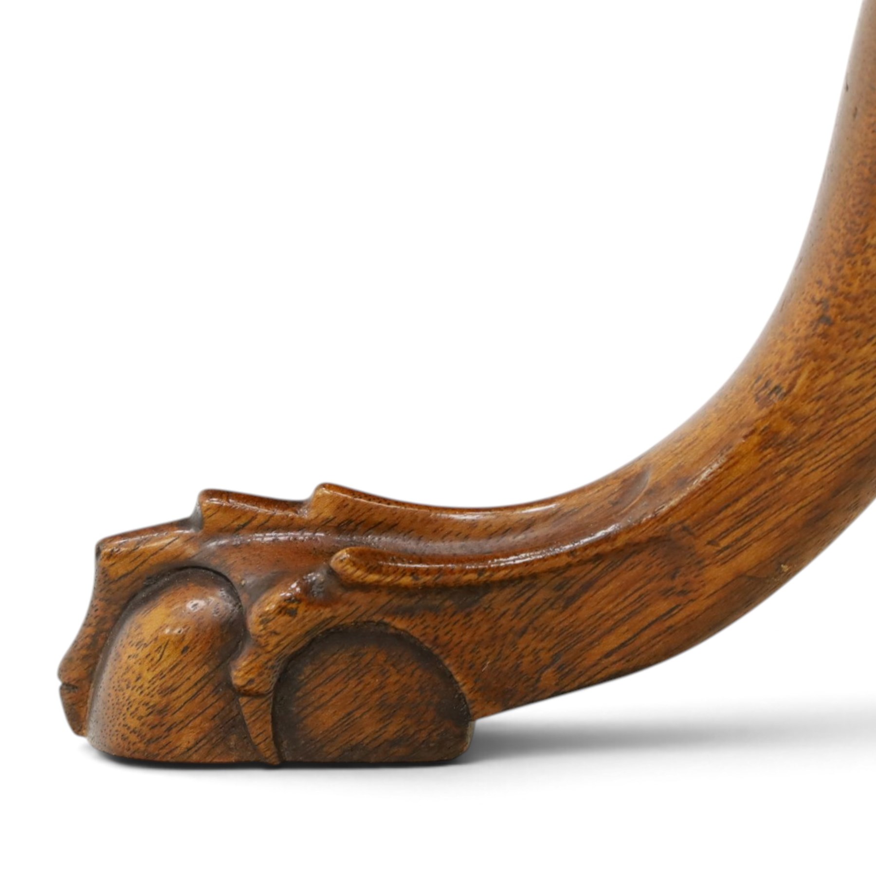 Quality Georgian design walnut and mahogany circular wine table, banded top with satinwood stringing, turned and fluted pedestal carved with acanthus leaves, the tripod base with carved knees terminating to ball-and-claw feet
