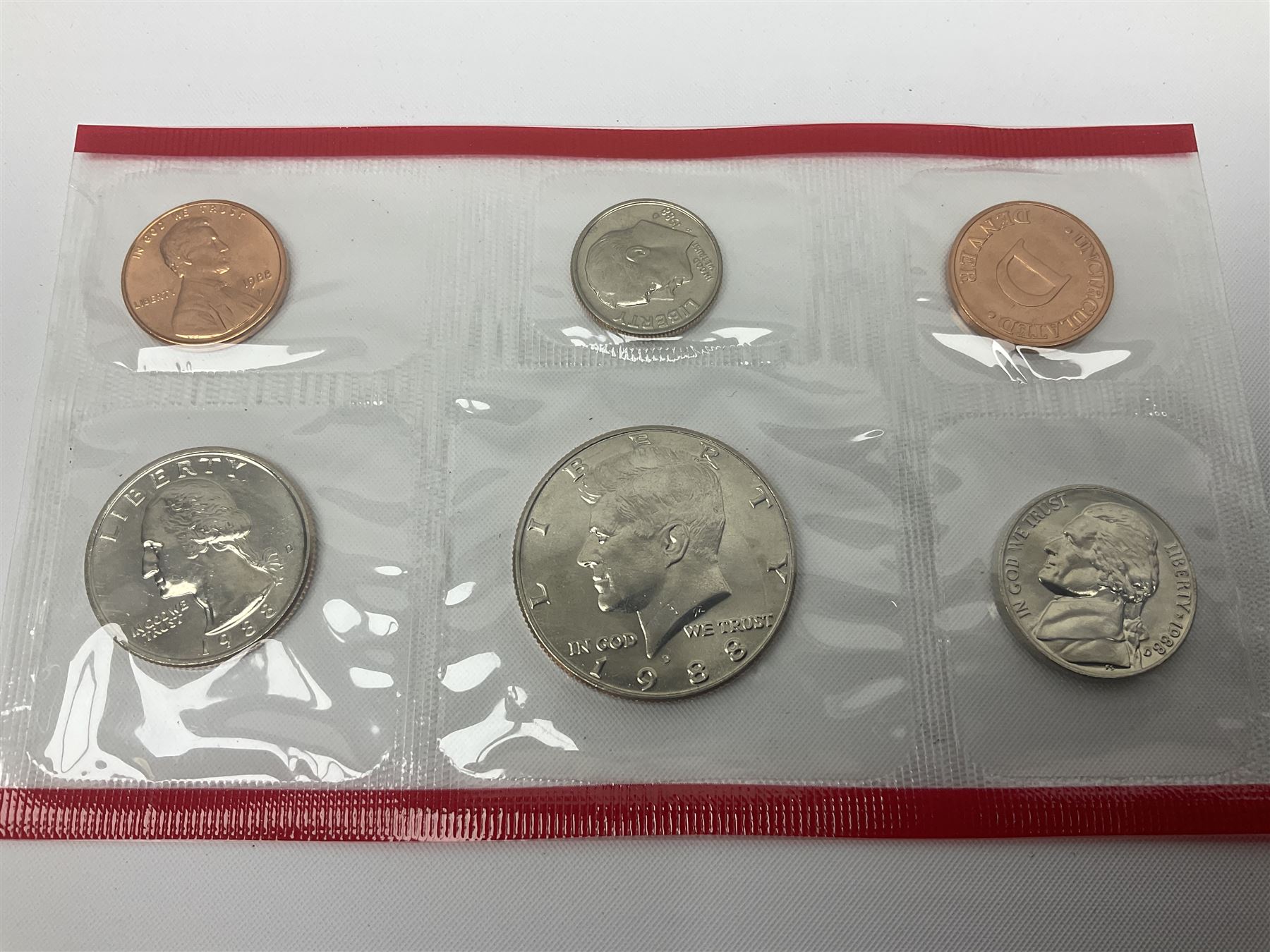 United States of America coinage, including 1876S half dollar (holed), various quarter dollars, 1986 one ounce fine silver dollar, 1988 uncirculated coin set etc